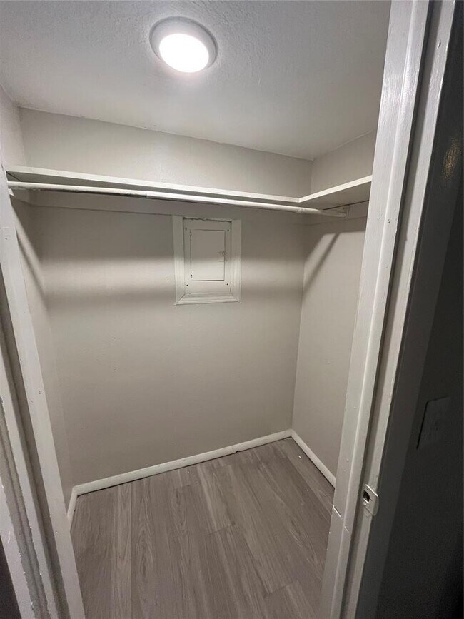 Building Photo - 401 NW 24th St