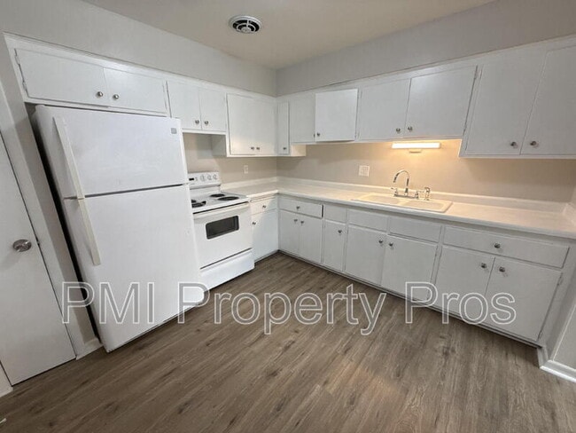 Building Photo - 7701 W Hampton Ave