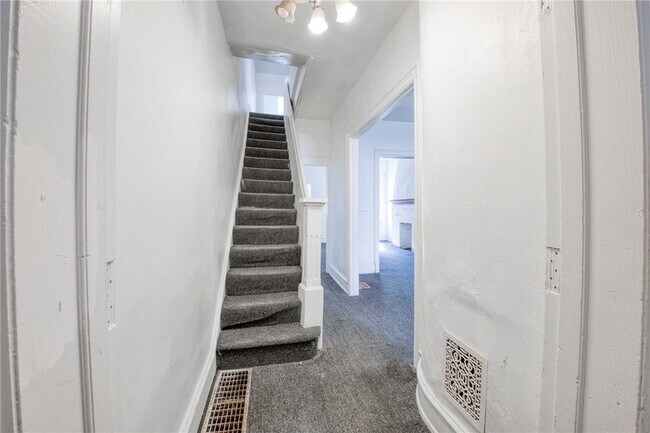 Building Photo - 354 Ophelia St