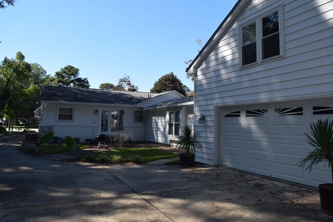 Building Photo - 310 La Salle Ave