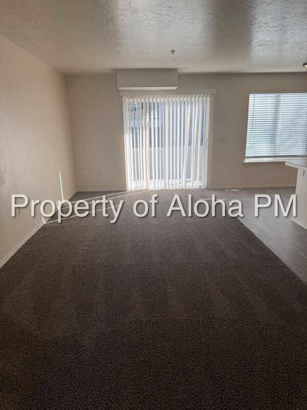 Building Photo - 1037 W Pine Ave