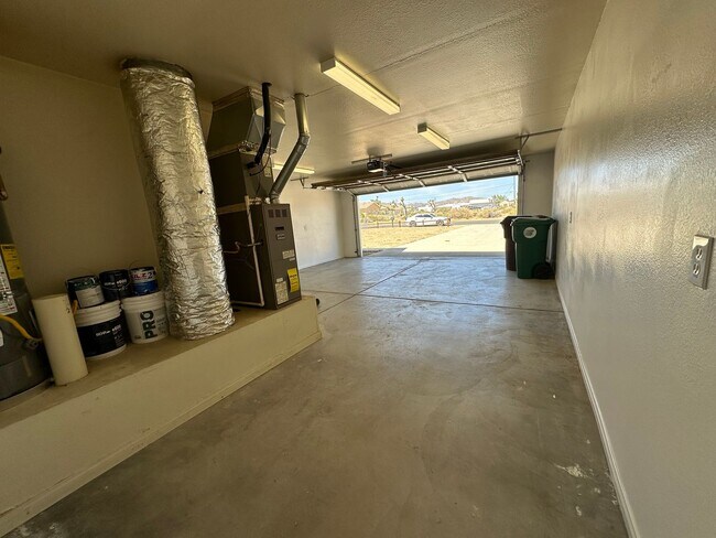 Building Photo - Remodeled 3 bed/2 bath home close to shopping