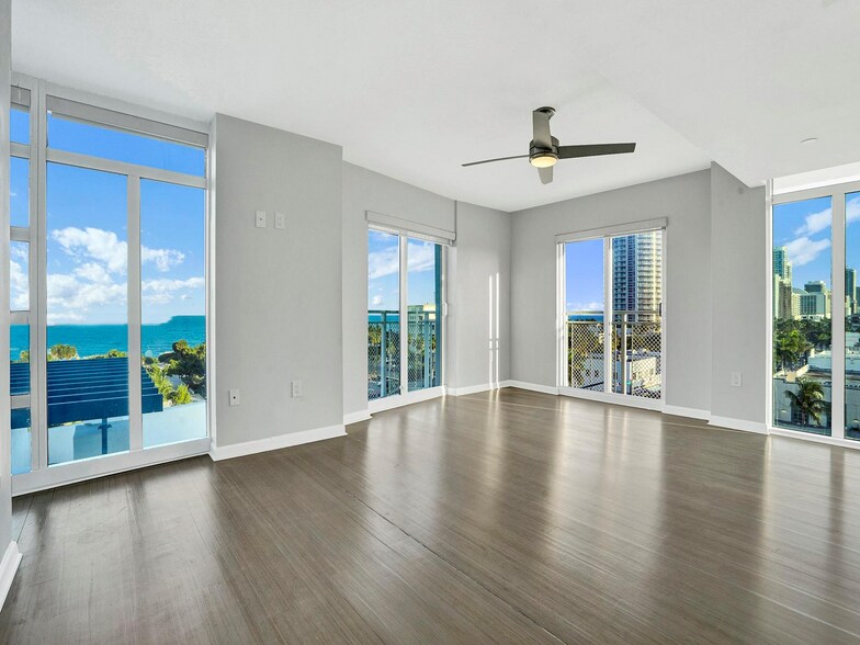 Building Photo - 950 Brickell Bay Dr