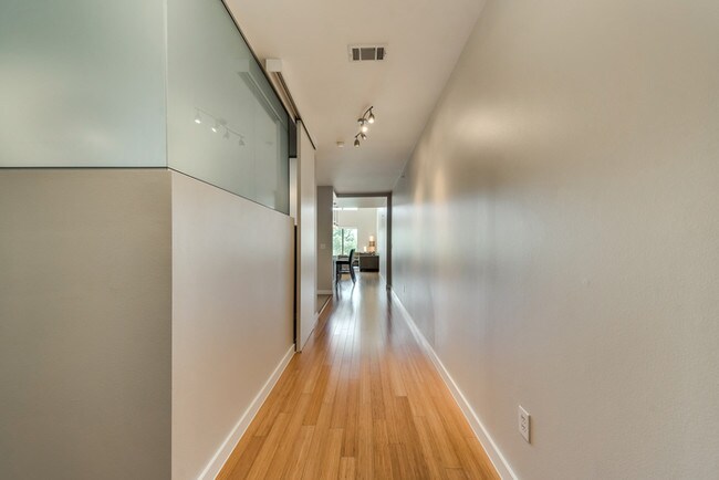 Building Photo - Stunning 2/2 Condo in Oak Lawn!