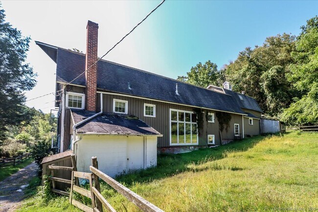 Building Photo - 155 Squash Hollow Rd