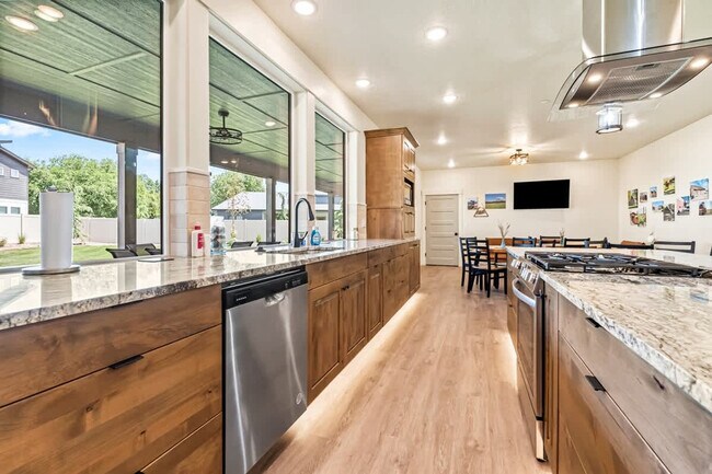 Building Photo - 303 CM Rdg Ln