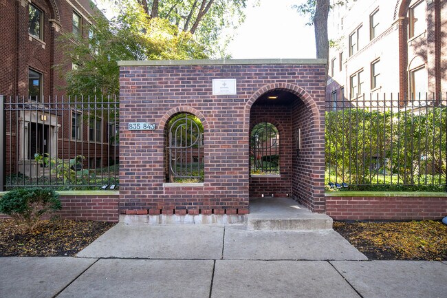 Building Photo - 841 W Barry Ave