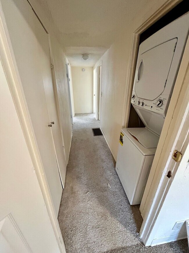 Building Photo - Three Bedroom, One Bathroom House with Fen...