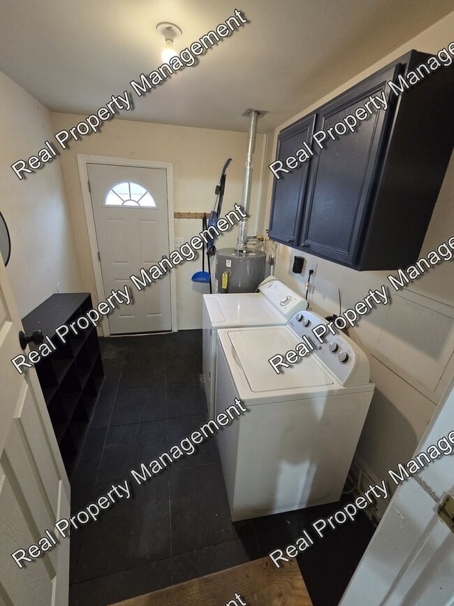 Building Photo - Three Bedroom with Oversized Garage