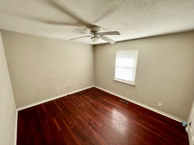 Building Photo - 4011 Wood Dr