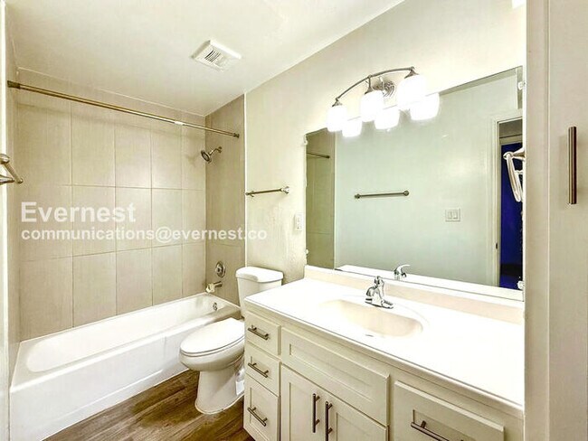 Building Photo - 534 E Huntington Dr