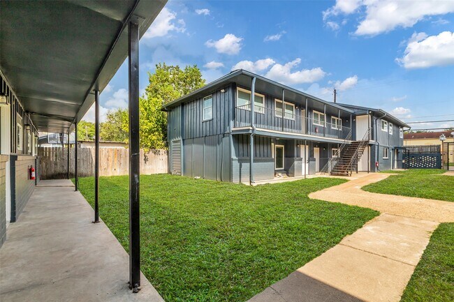 Building Photo - 4706 Yellowstone Blvd