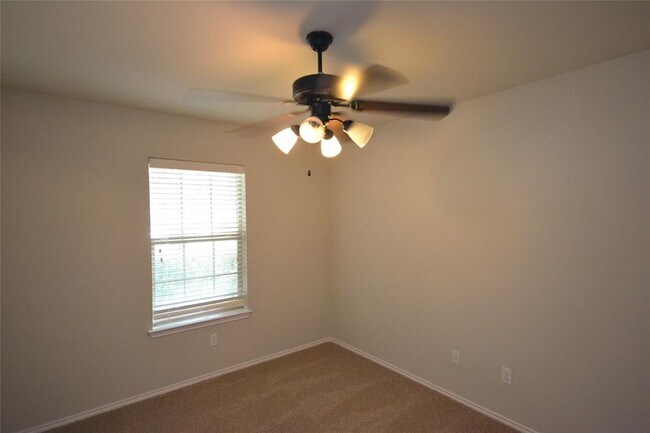 Building Photo - 228 Falcon Ln