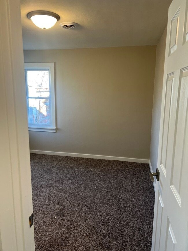 Building Photo - 2 Bedroom House for Rent in Lake Station