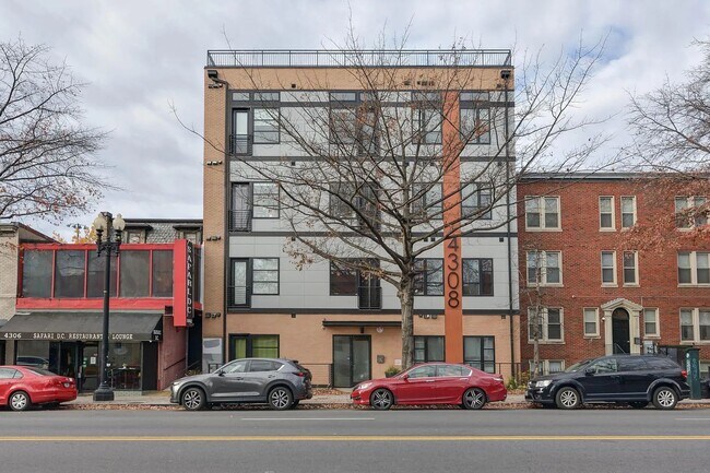 Building Photo - Sunny 1 bed + den 870 sq ft in heart of Petworth!