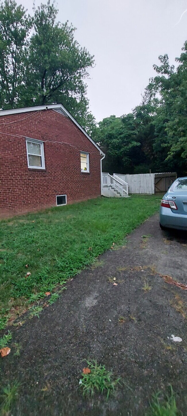 Building Photo - "Expansive 5-Bedroom Haven with Dual Kitch...