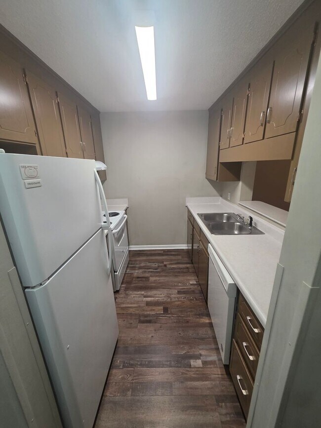 Building Photo - 210 Candlebrook Dr
