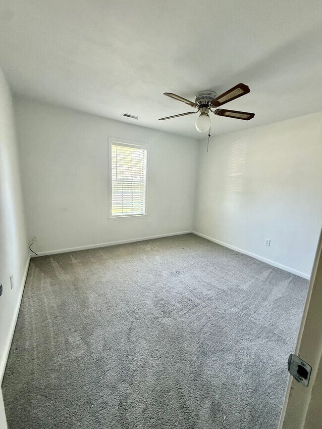 Building Photo - 3BD/2BA Home minutes from Dam Neck/Oceana Bases! Updated Throughout! Attached One Car Garage!