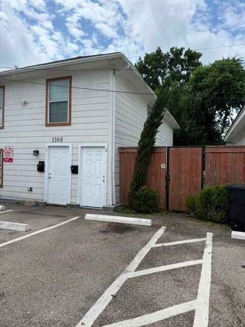 Building Photo - 1308 Genova St