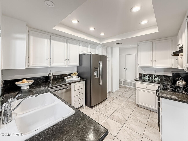 Building Photo - 655 Arroyo Oaks Dr