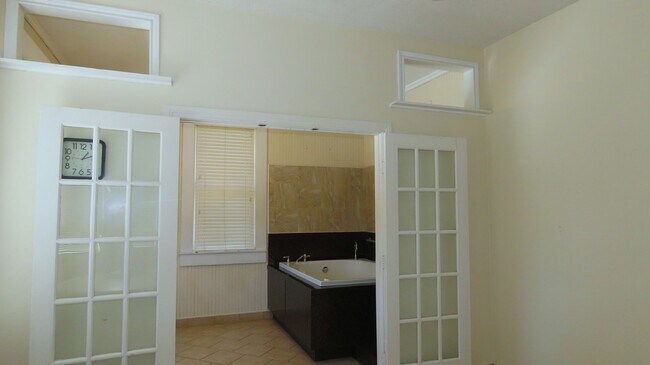 Building Photo - 417 S Chilton Ave