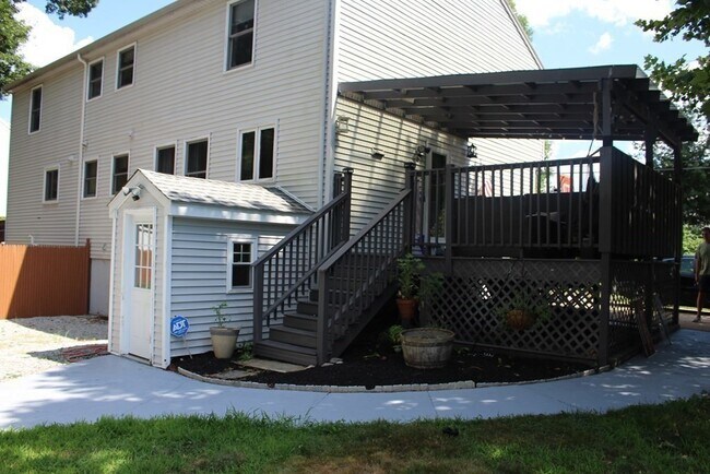 Building Photo - 33 Crossman St