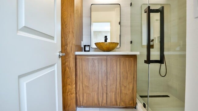 Building Photo - Downtown HB Furnished Flexible Term Rental