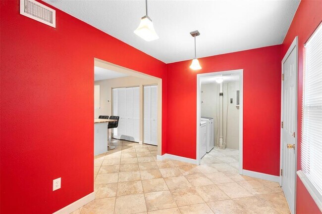 Building Photo - 2302 S Park Ave