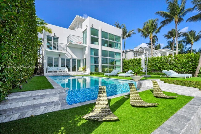 Building Photo - 227 E Dilido Dr