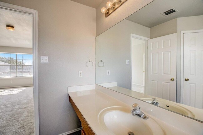 Building Photo - 1238 Acanthus St