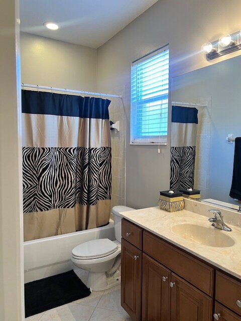 Building Photo - Spacious 3BR/2.5BA Townhome in Bella Terra...