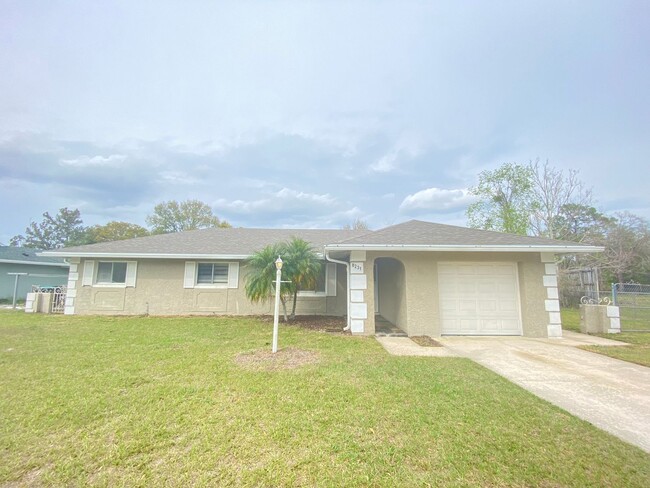 Primary Photo - 3 Bed / 2 bath / 1 Car Garage Home with La...