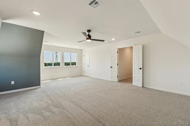Building Photo - 5 Bed | 4 Bath House