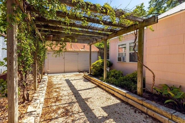 Building Photo - FOR LEASE!! Fully furnished!