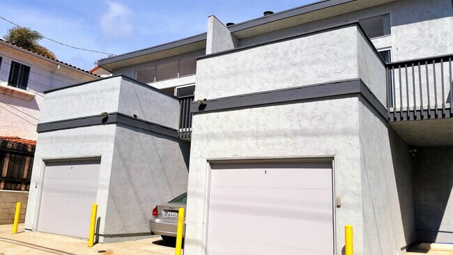 Garage parking below the open deck - 3962 Haines St