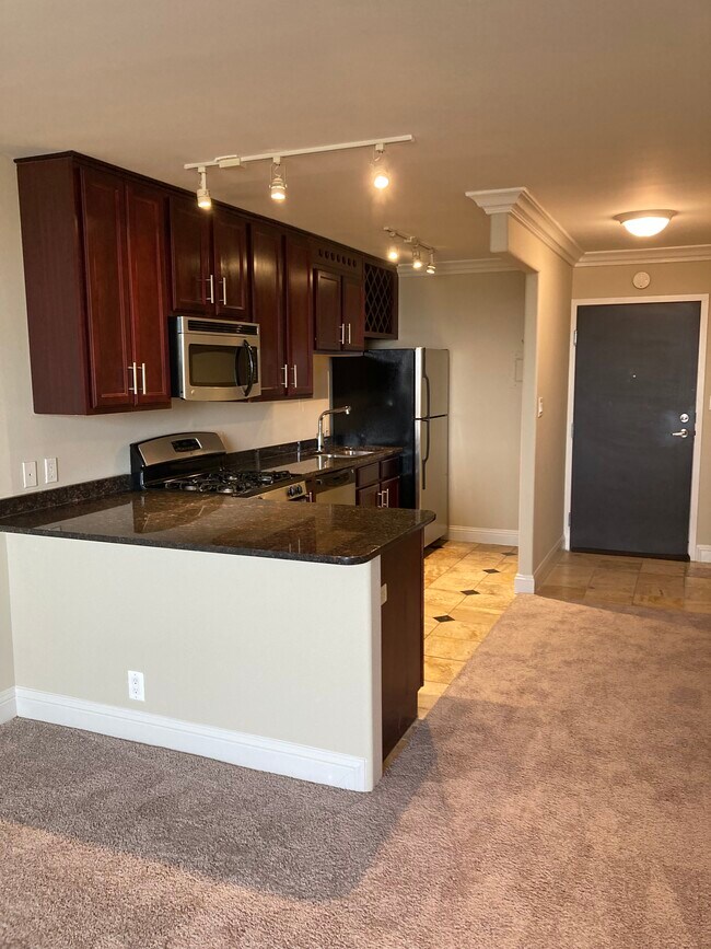 Kitchen - 700 E 8th St