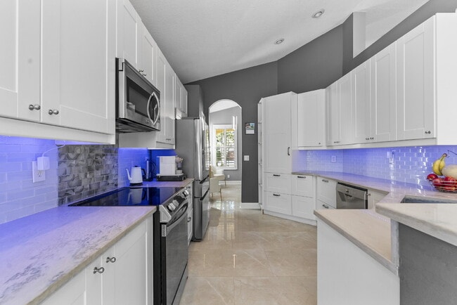 Building Photo - Beautiful 4-Bedroom Pool Home in the Heart of Westchase