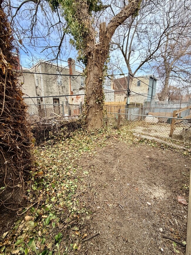 Building Photo - 426 N Salford St