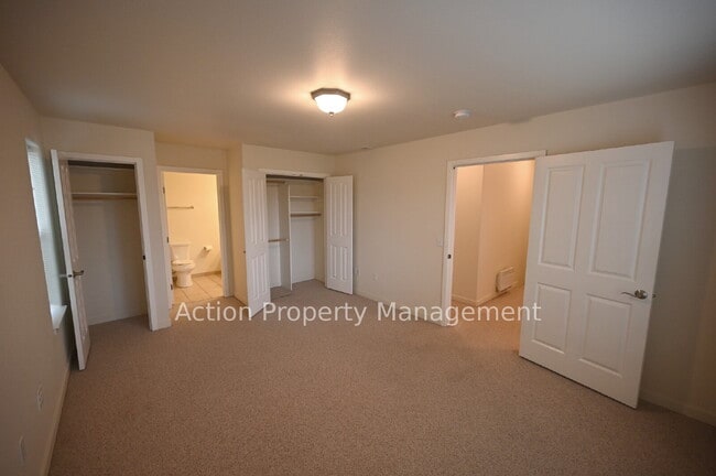 Building Photo - 2 bed, 2 bath, 1 car garage in a 4-plex, in Sequim