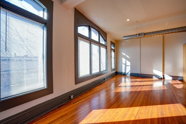 Building Photo - Spacious Newport Loft