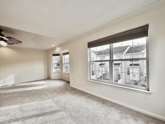 Building Photo - 211 Hawthorne Way