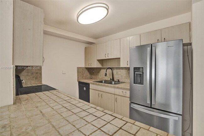 Building Photo - 5555 Ludlam Rd