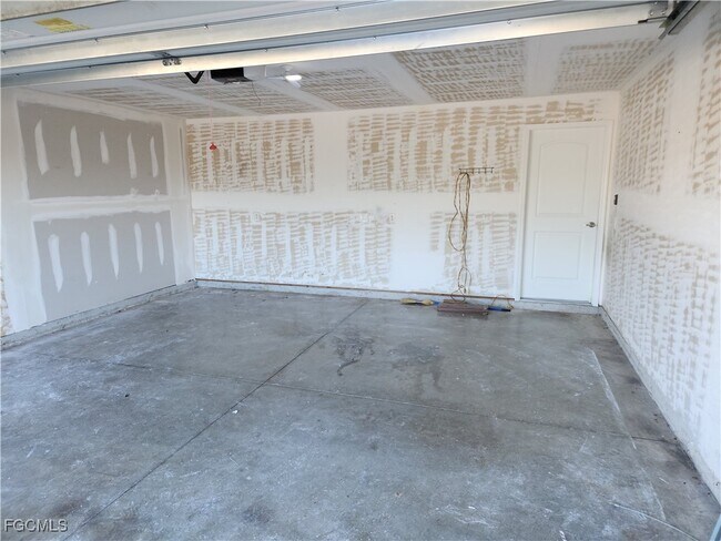 Building Photo - 616 NE 24th Terrace