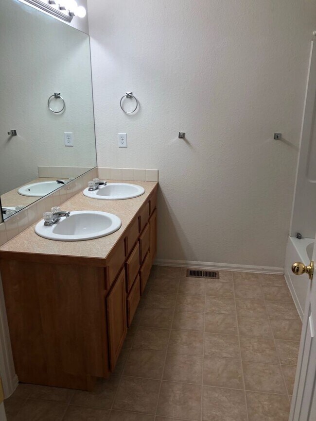 Building Photo - Great Home in West Greeley