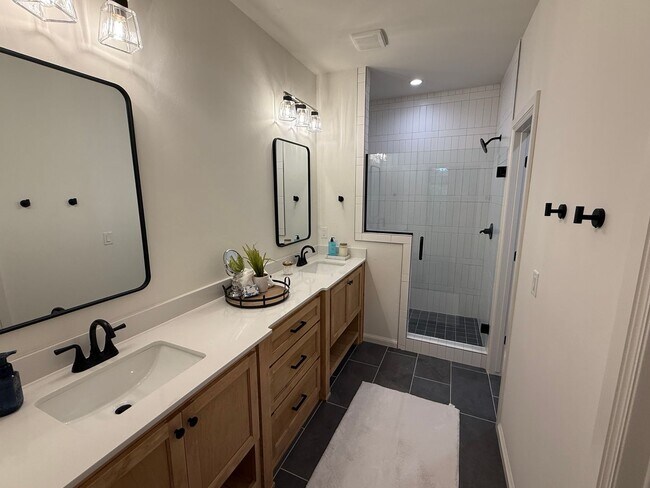 Building Photo - Fall special! flexible terms and easy move in!! 3 bed 2 bath 2 car in bungalow Heights, beautiful...