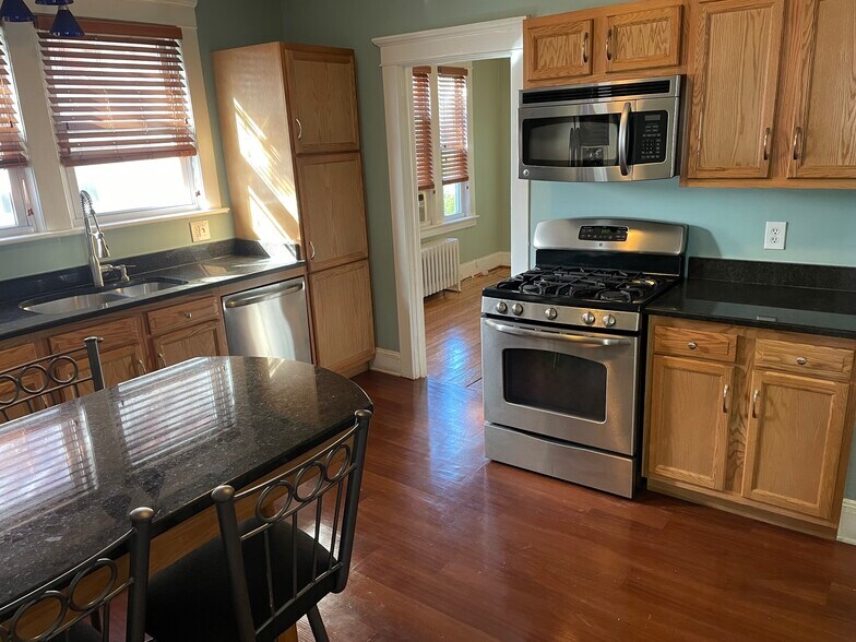 Building Photo - 5 8th Ave