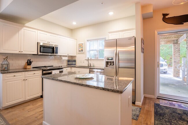 Building Photo - OFF-SEASON FURNISHED MONTHLY RENTAL AVAILABLE JAN '26