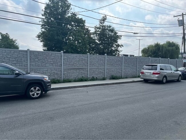 Building Photo - 73 Reading St