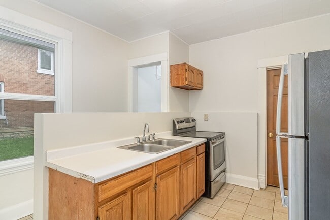 Building Photo - Charming 3 Bedroom | 1 Bathroom