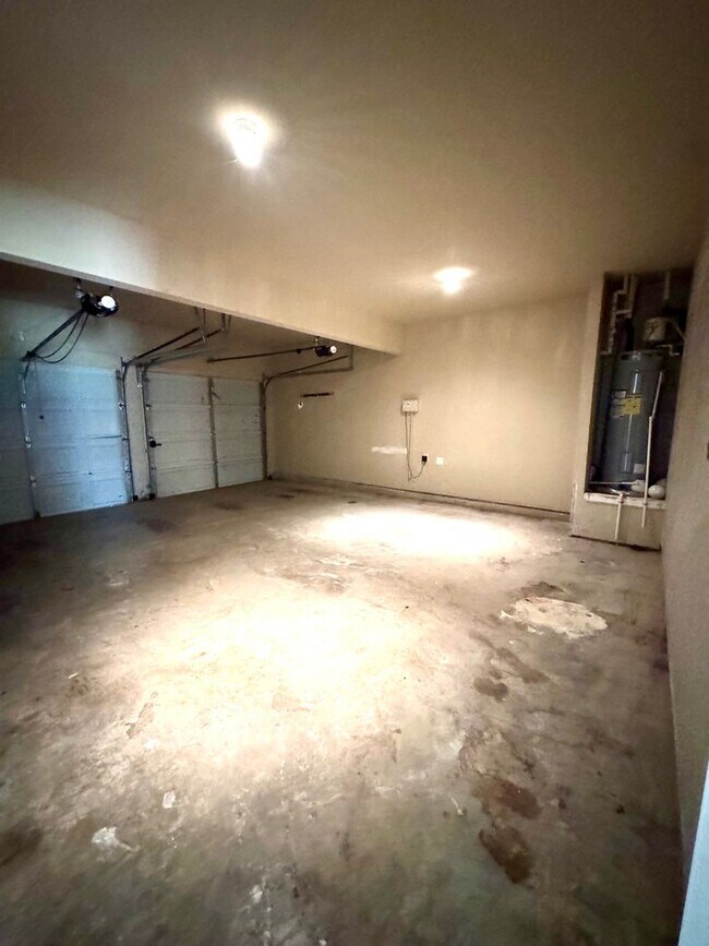 Building Photo - This beautiful 4-bedroom, 2.5-bath home Move-in ready and is waiting for you!